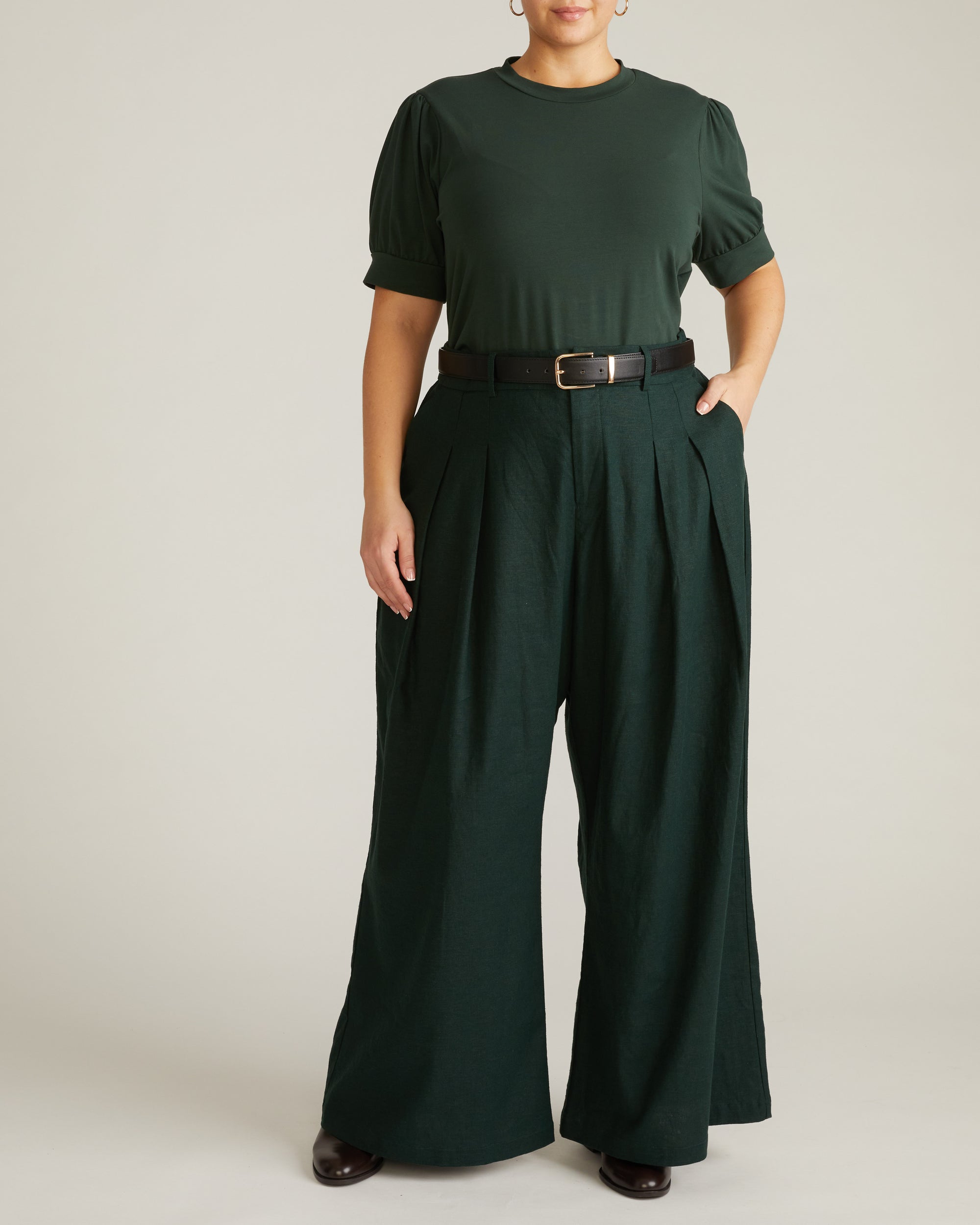 Woman wearing Palais Stretch Linen Wide Leg Pant - Forest Green from Universal Standard