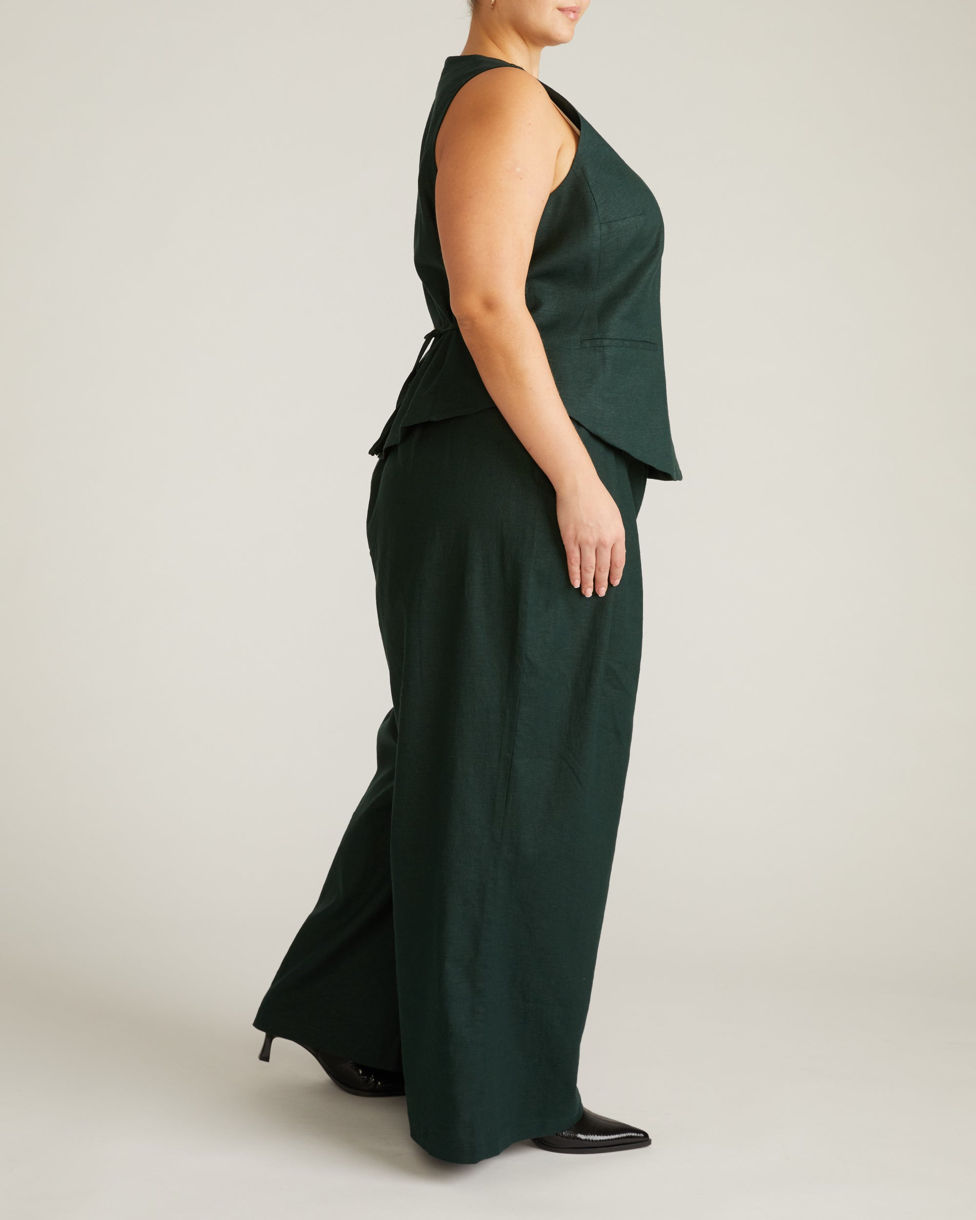Woman wearing Palais Stretch Linen Wide Leg Pant - Forest Green from Universal Standard