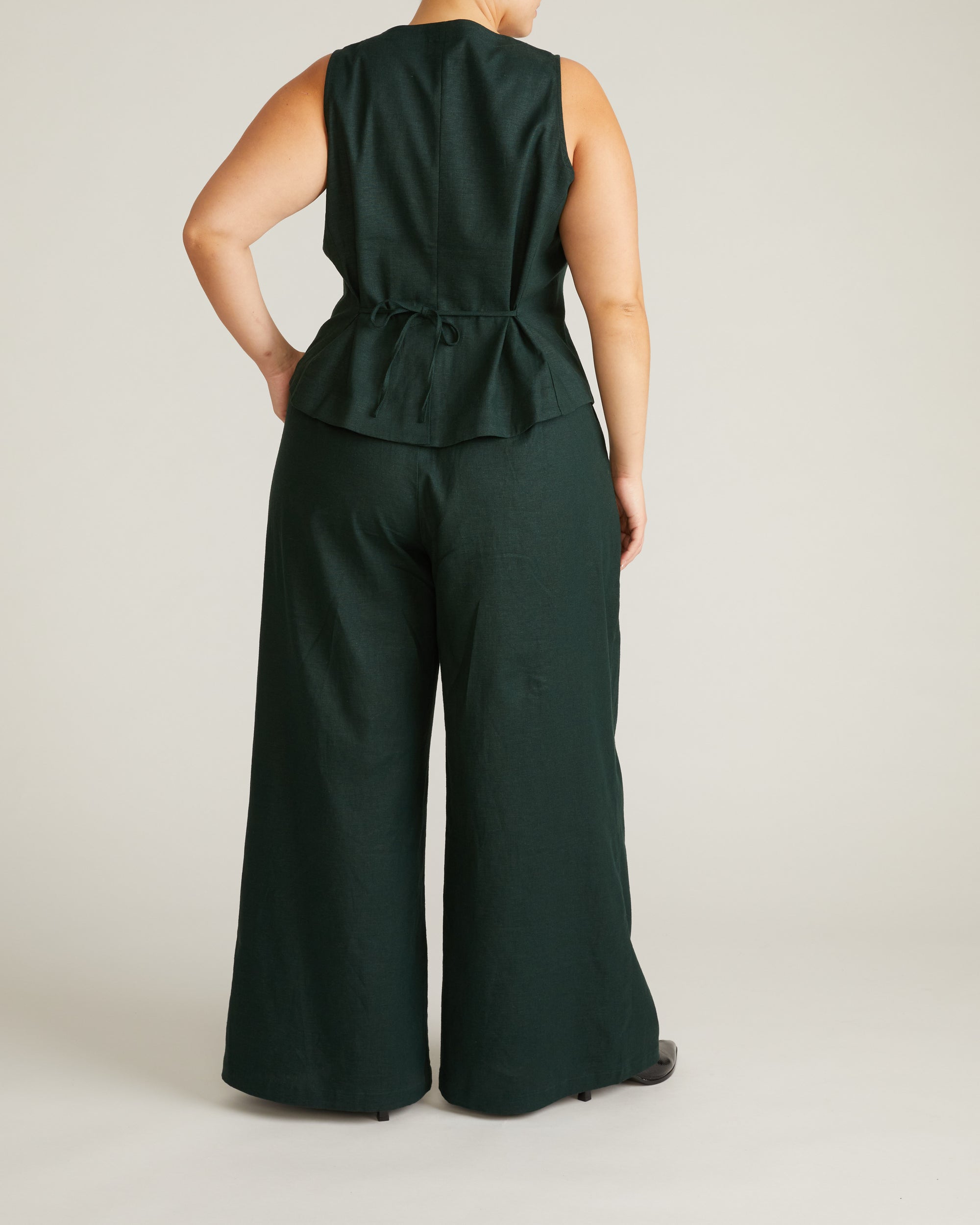 Woman wearing Palais Stretch Linen Wide Leg Pant - Forest Green from Universal Standard
