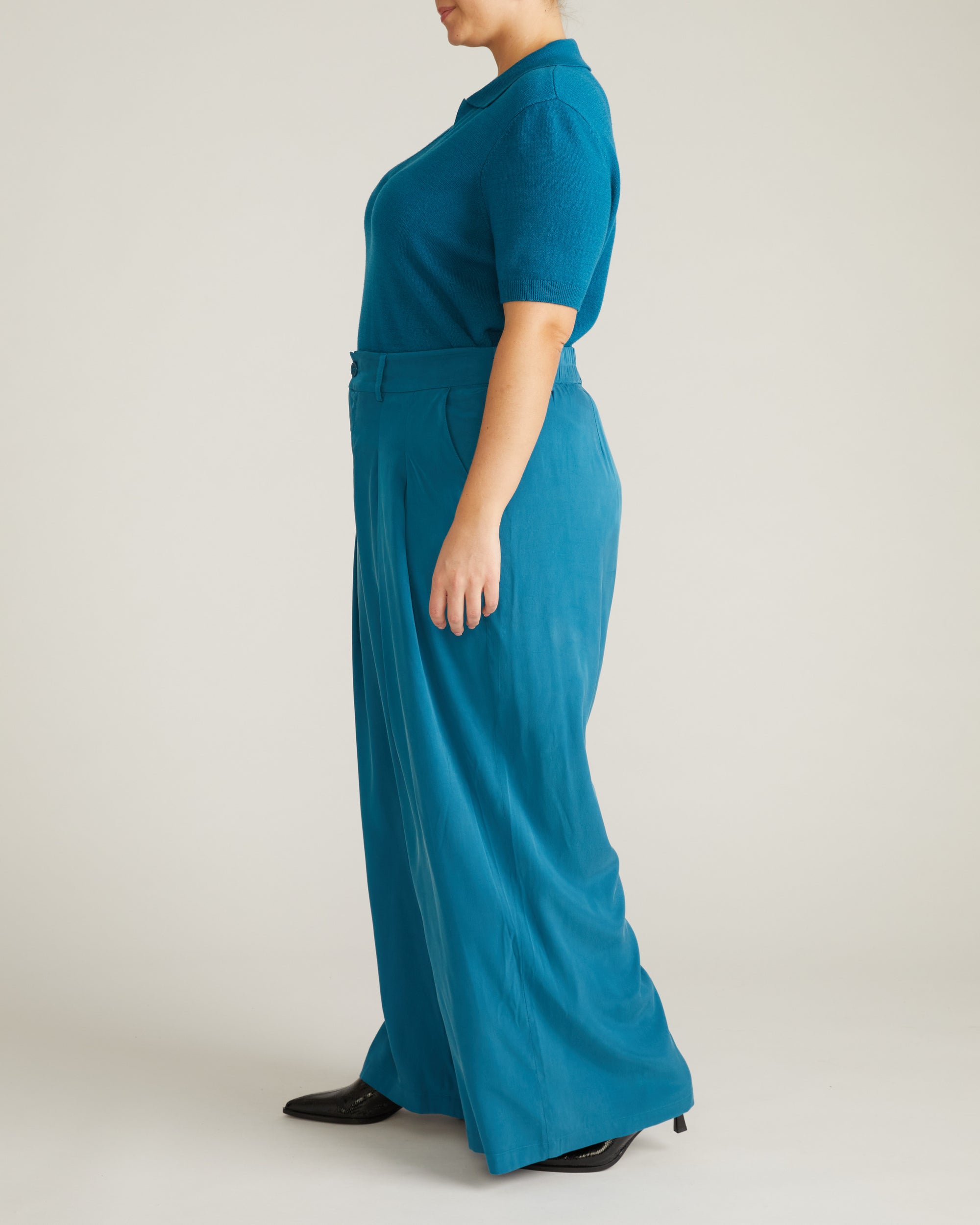 Woman wearing Palais Cooling Cupro Wide Leg Pant - Blue Beetle from Universal Standard