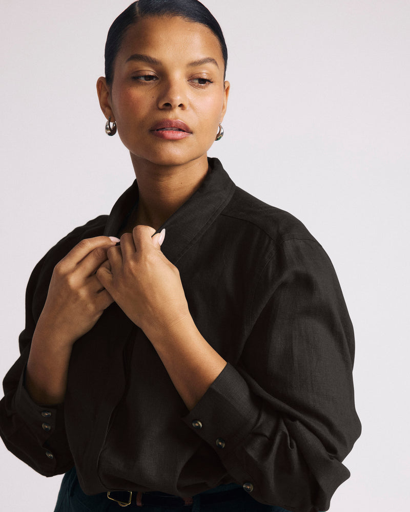 Woman wearing Elbe Stretch Linen Shirt - Black from Universal Standard