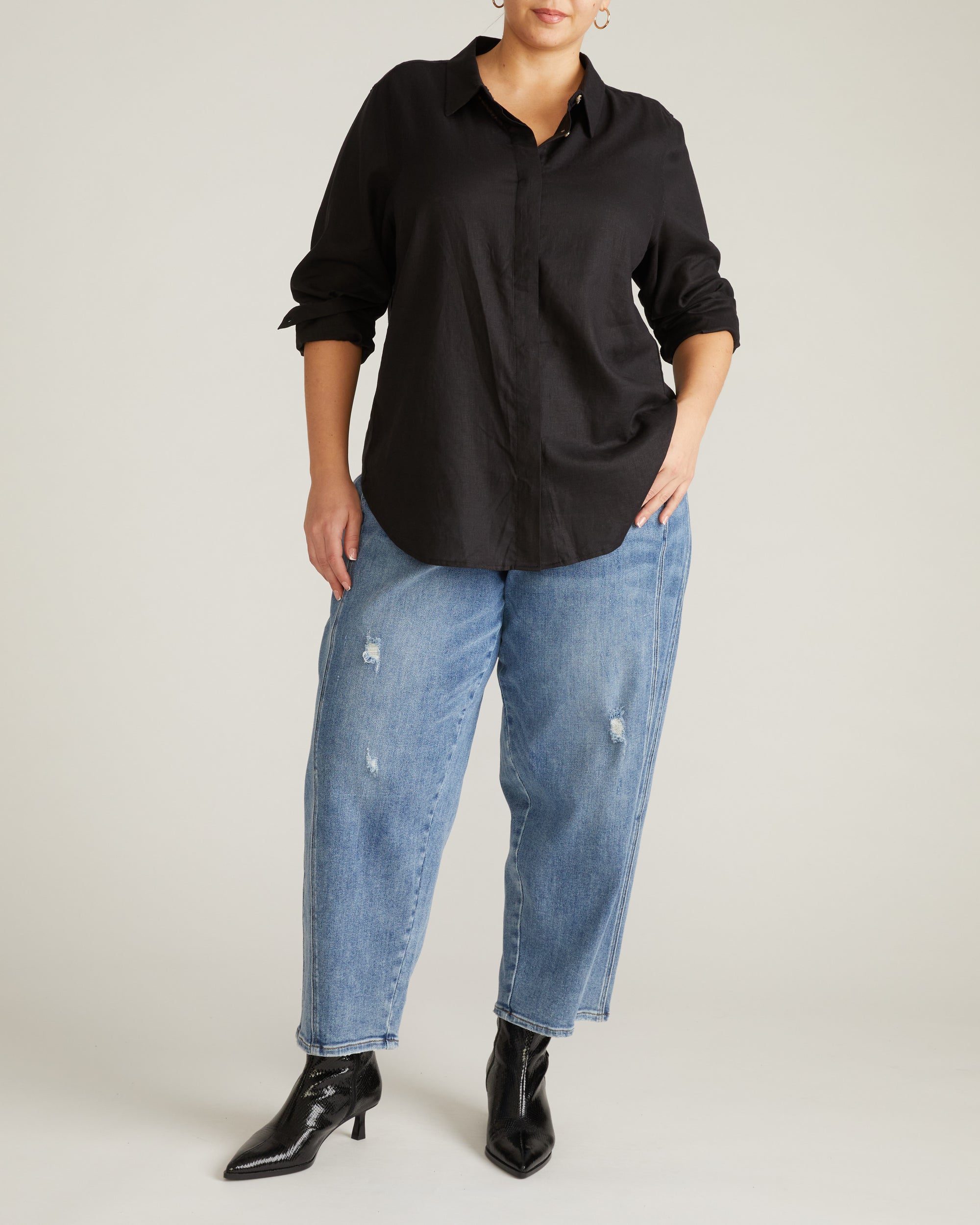 Woman wearing Elbe Stretch Linen Shirt - Black from Universal Standard