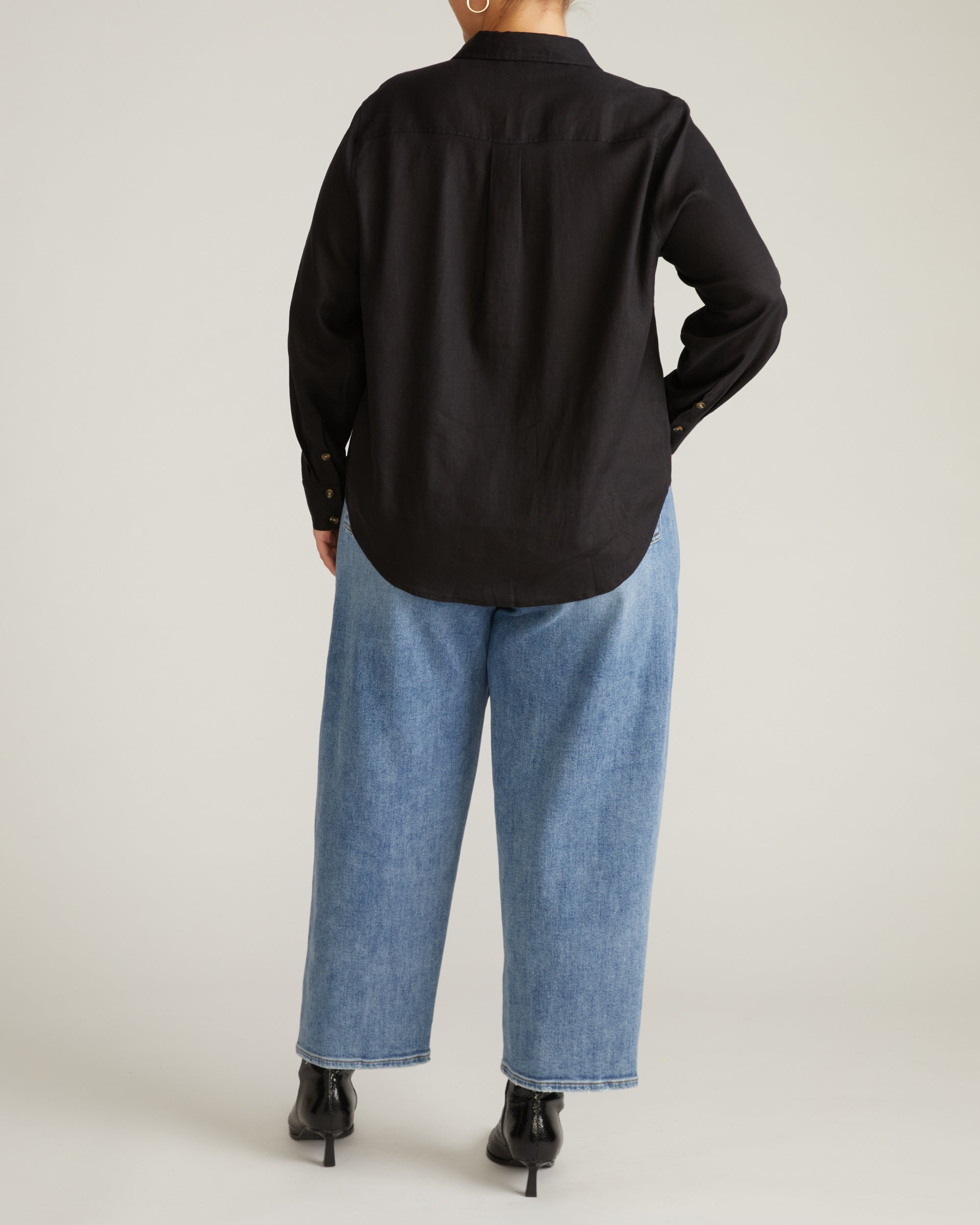 Woman wearing Elbe Stretch Linen Shirt - Black from Universal Standard