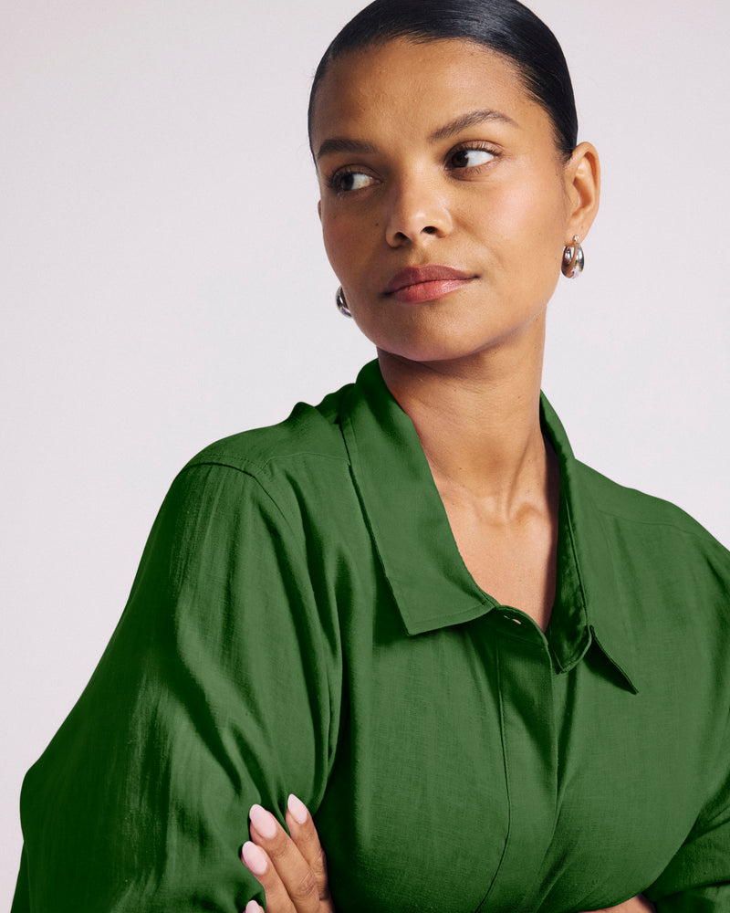Woman wearing Elbe Stretch Linen Shirt - Green Park from Universal Standard