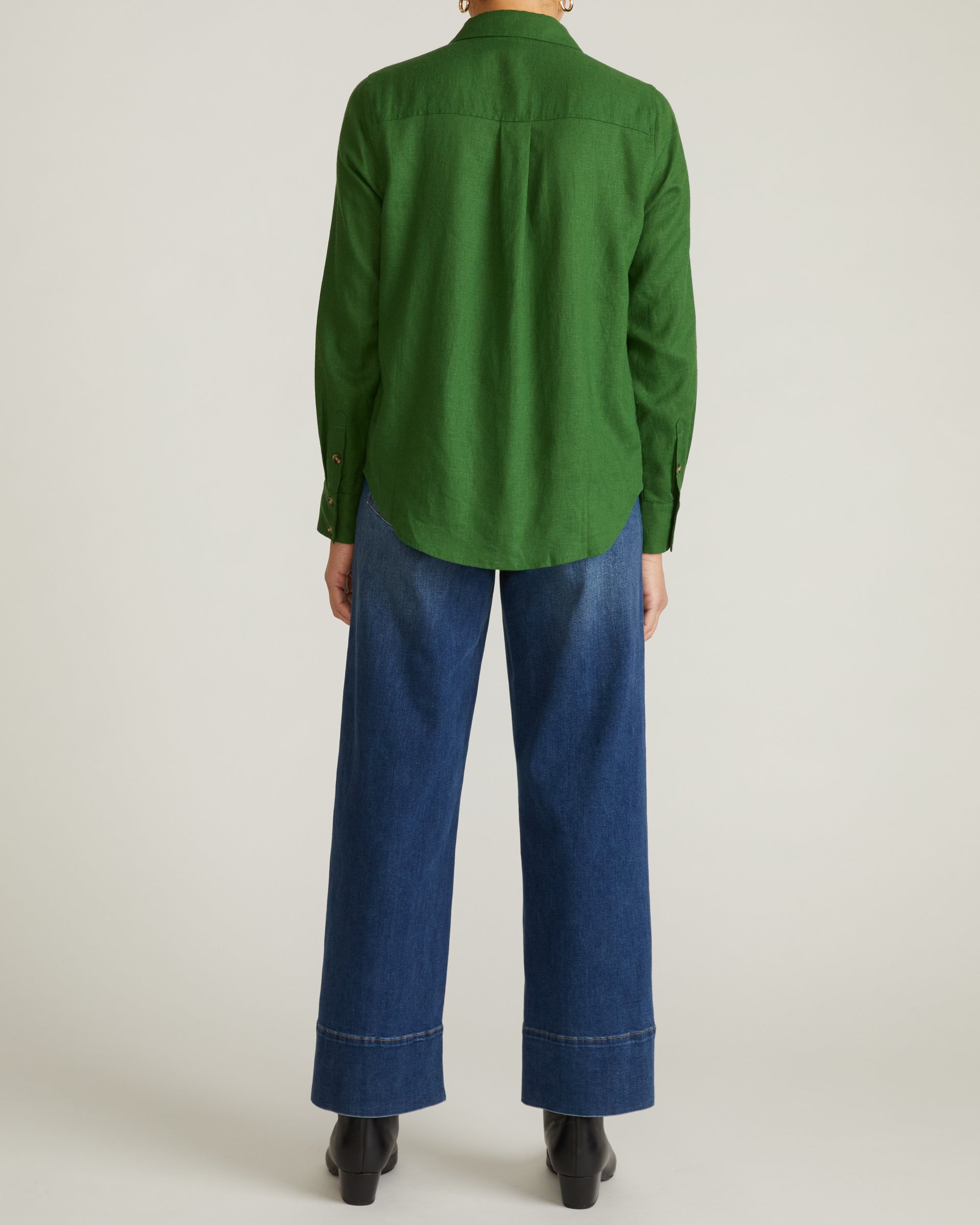 Woman wearing Elbe Stretch Linen Shirt - Green Park from Universal Standard
