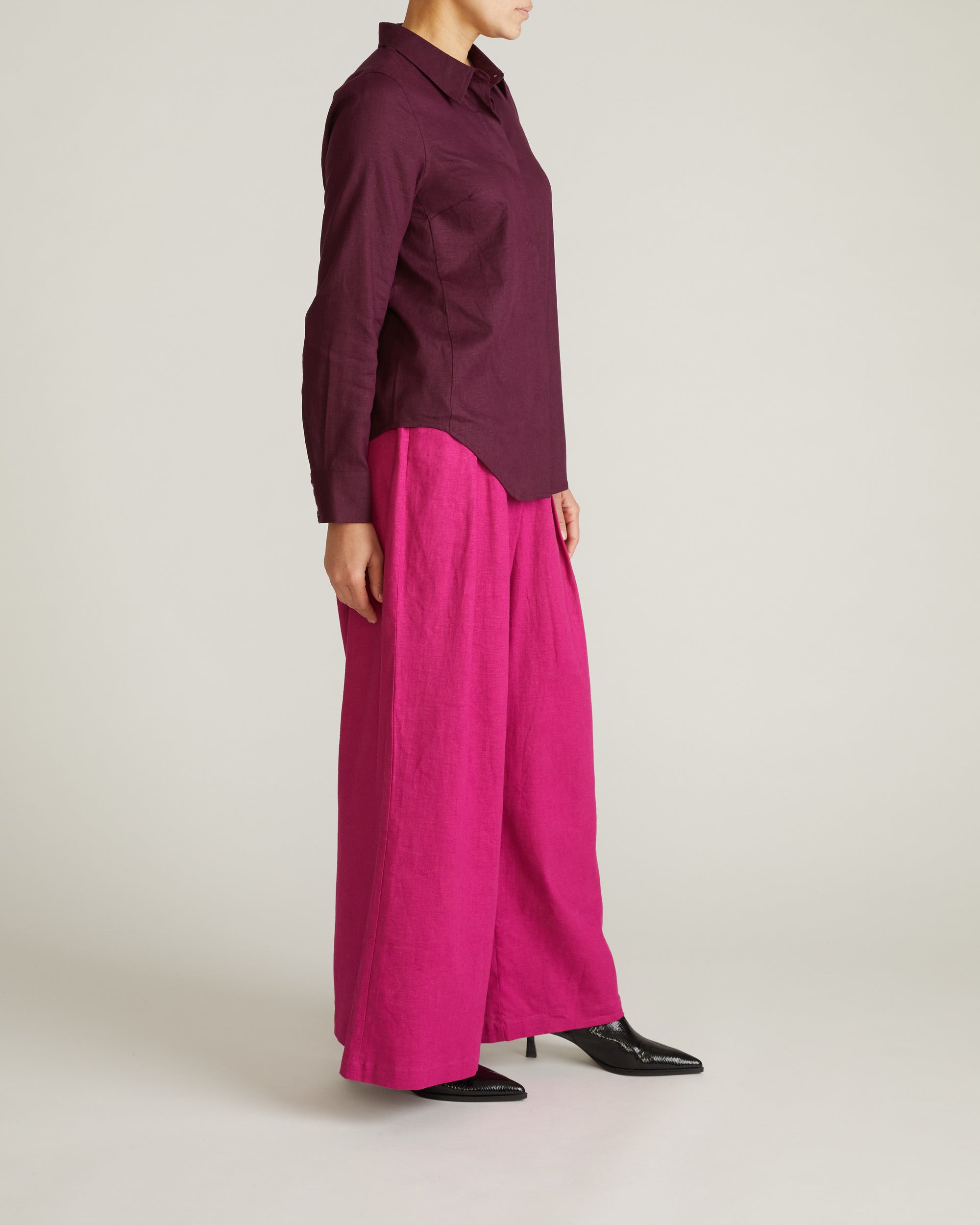 Woman wearing Elbe Stretch Linen Shirt - Acai from Universal Standard