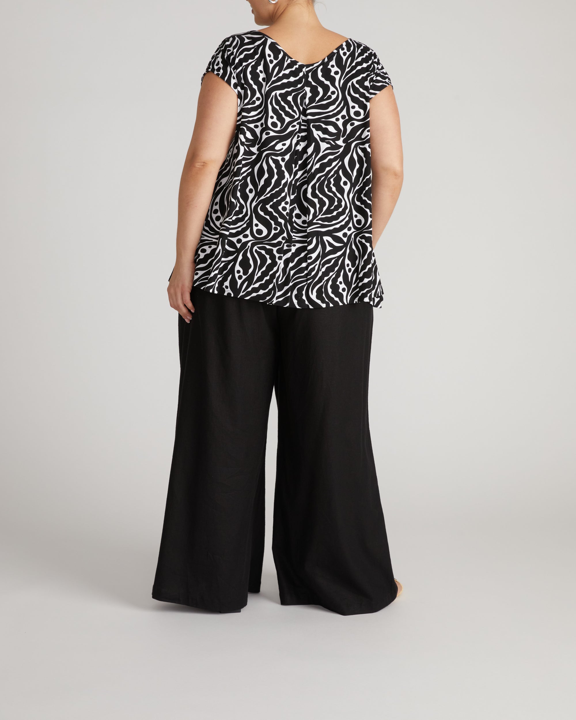 Heatwave Divine Jersey Flared Top - Black Bosco Print | Plus Size & Straight Size Women's Fashion | Universal Standard