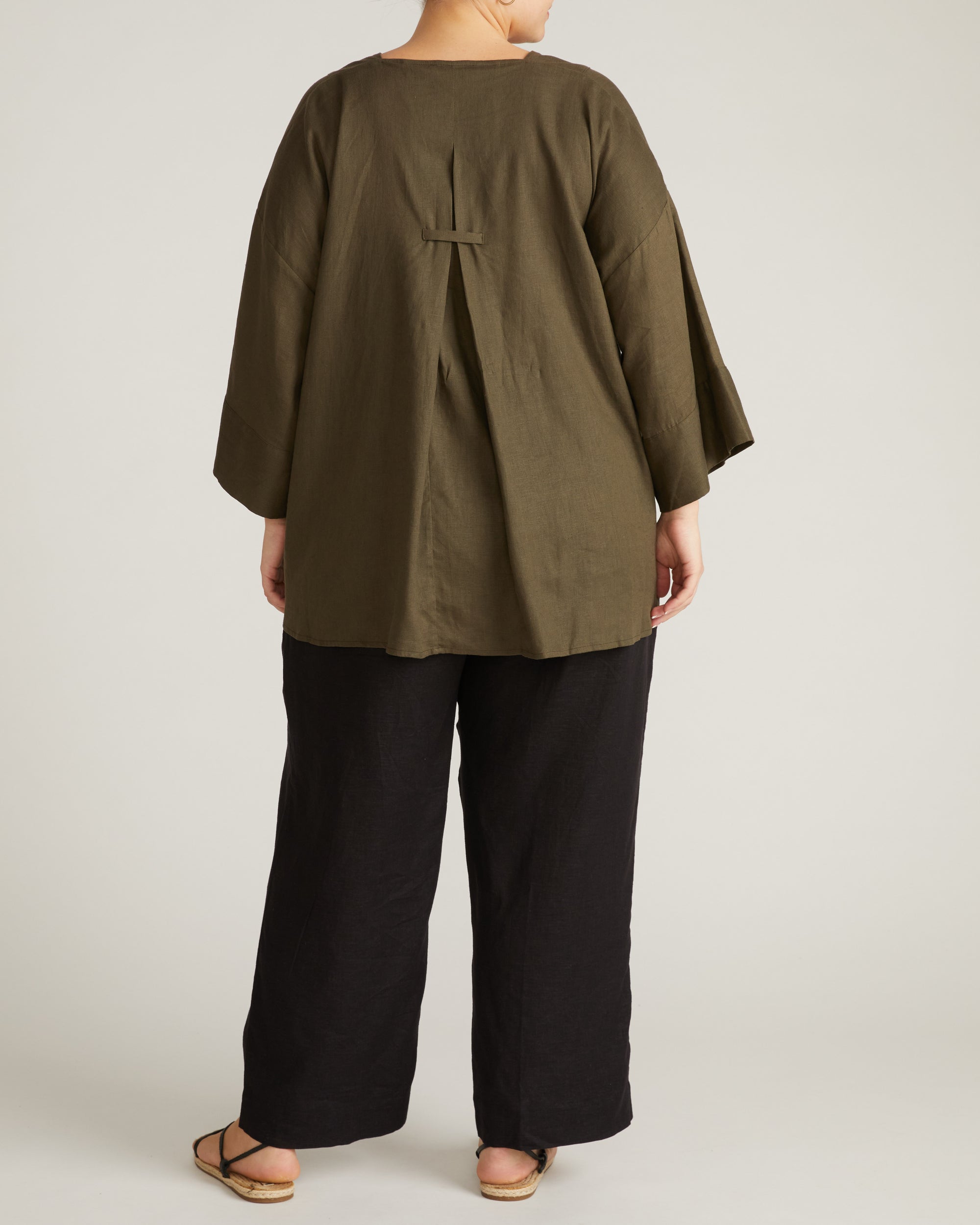 Elio V-Neck Linen Blend Top - Camo | Plus Size & Straight Size Women's Fashion | Universal Standard
