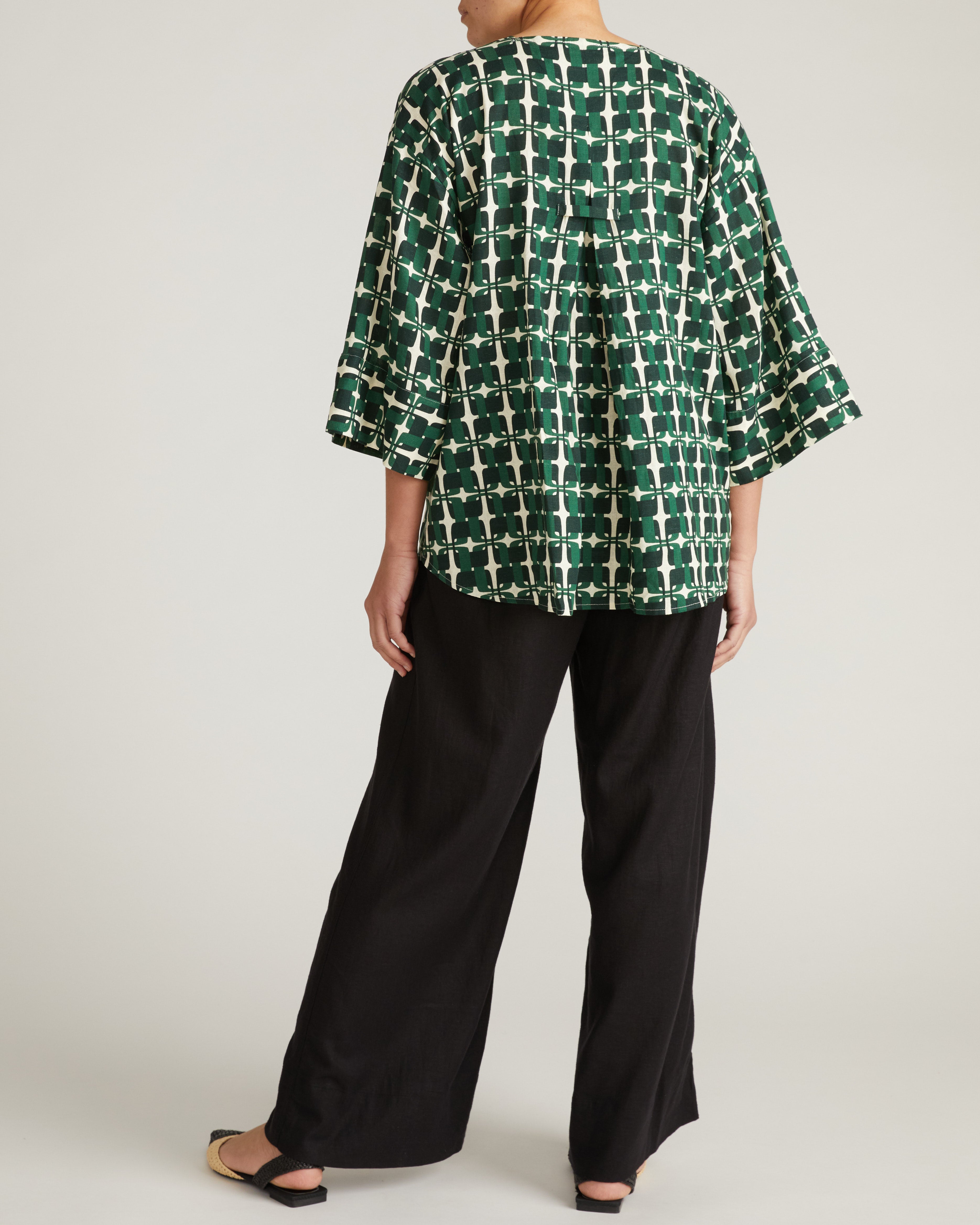Elio V-Neck Linen Top - Green Trellis Print – Universal Standard