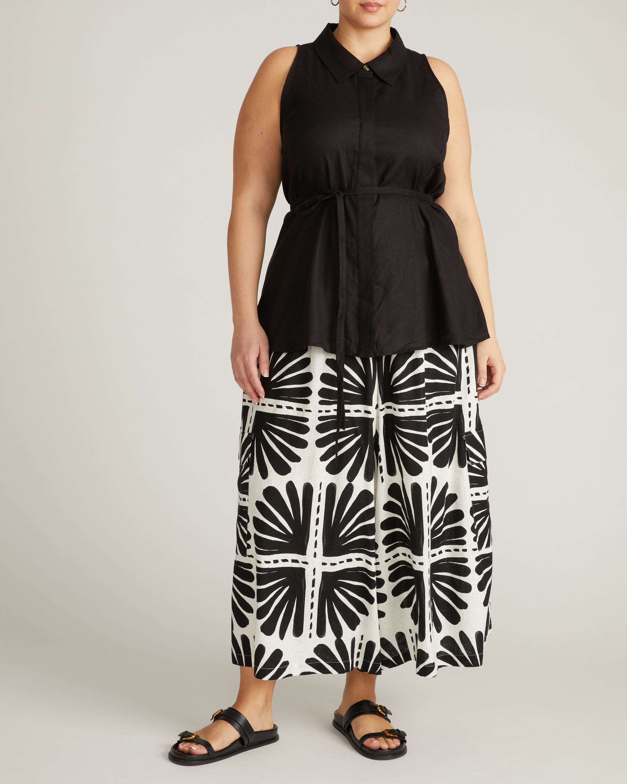 Adelaide Sleeveless Linen Shirt - Black | Plus Size & Straight Size Women's Fashion | Universal Standard