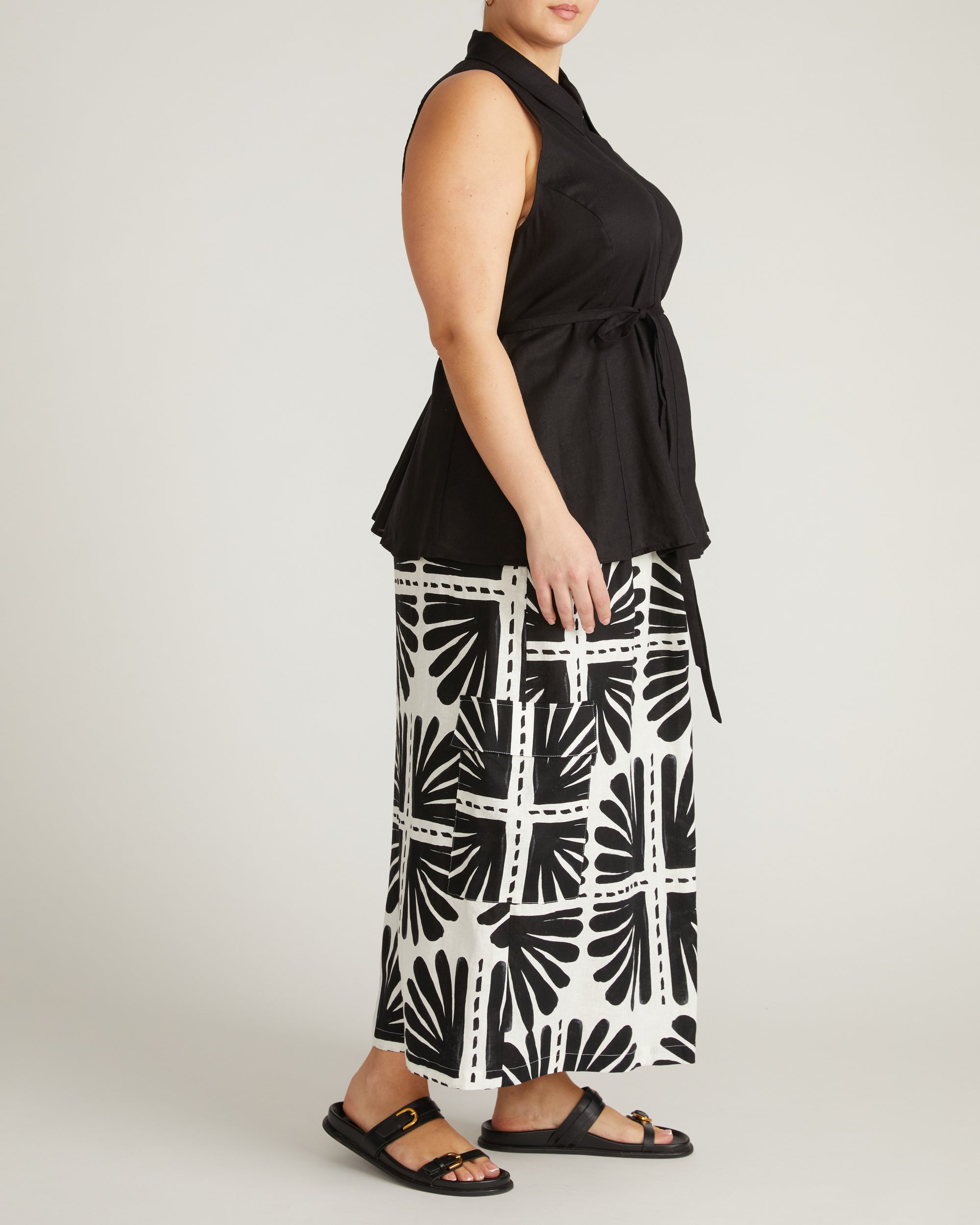 Adelaide Sleeveless Linen Shirt - Black | Plus Size & Straight Size Women's Fashion | Universal Standard