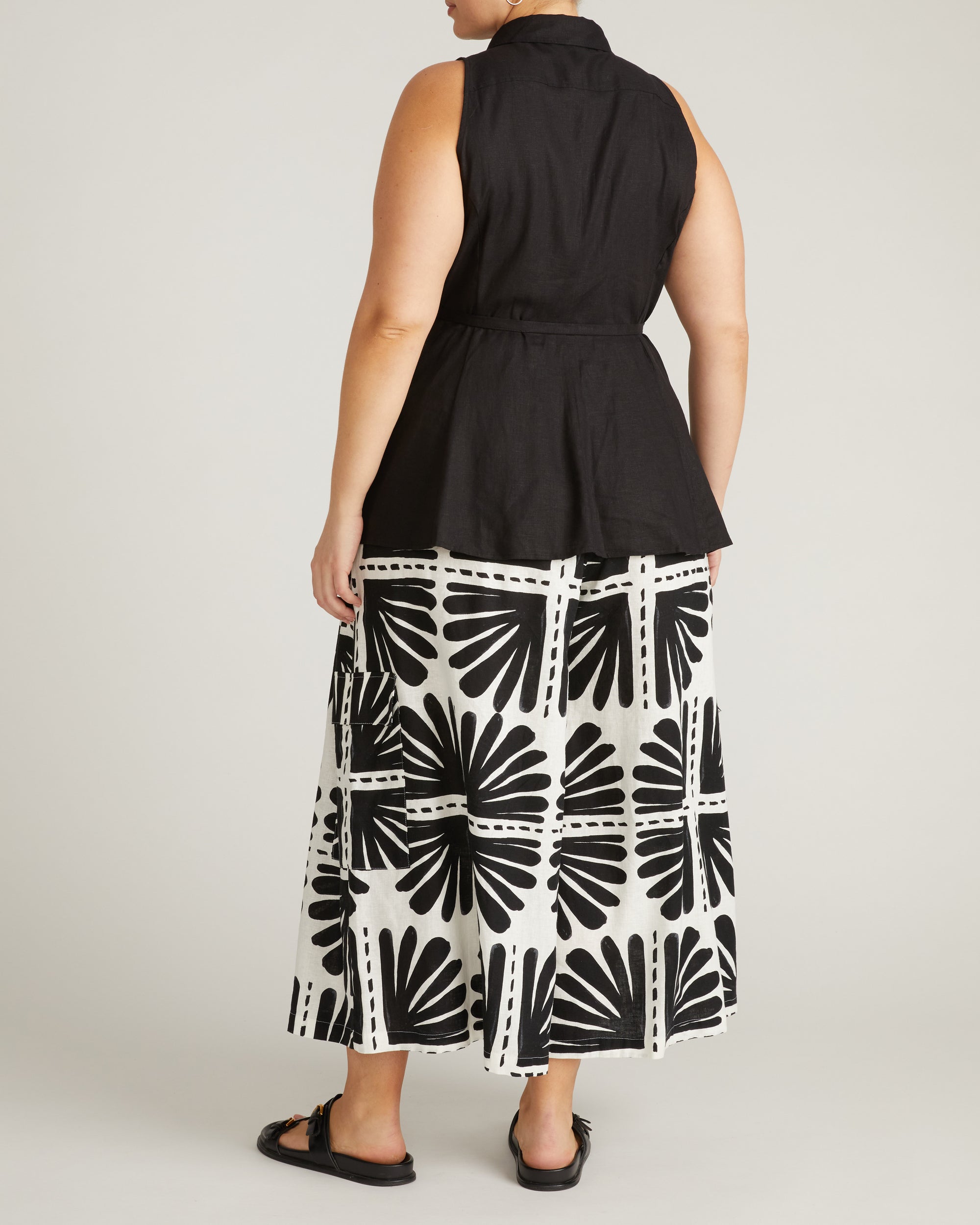 Adelaide Sleeveless Linen Shirt - Black | Plus Size & Straight Size Women's Fashion | Universal Standard